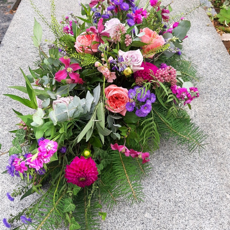 Vypichované smuteční kytice